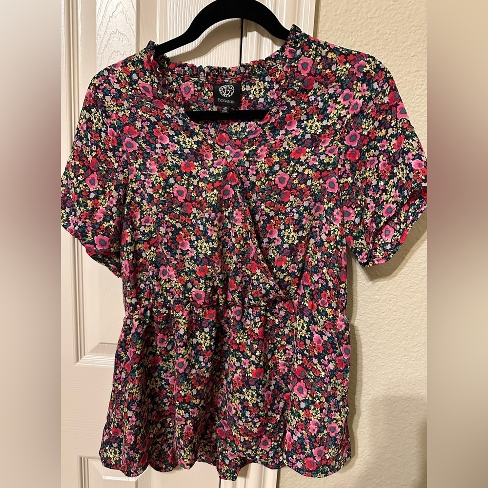 Bobeau short sleeve floral crossover top with elastic waist. Size M.  New w/tags
